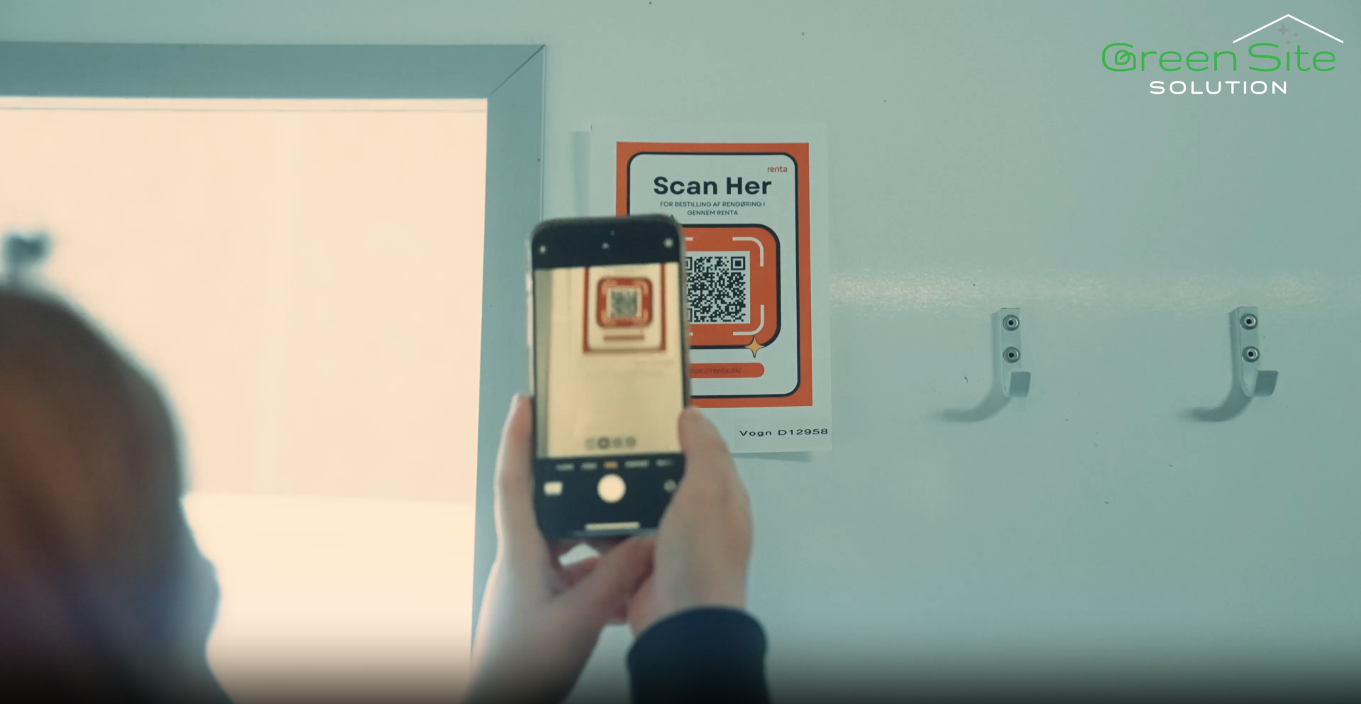 QR-kode i skurvogn til bestilling af rengøring og forbrugsvarer